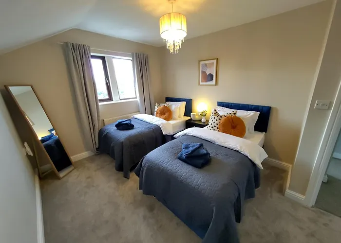 M1, M62, Free Parking, Wifi, 8 Beds, Separate Office