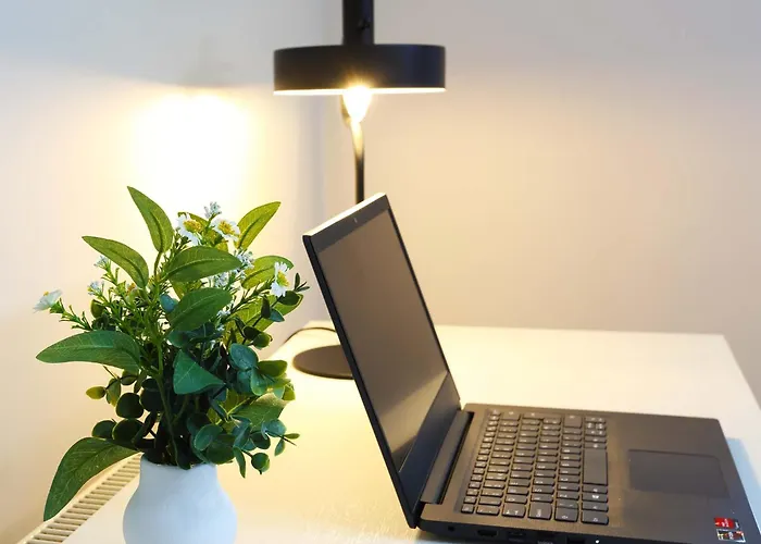 M1, M62, Free Parking, Wifi, 8 Beds, Separate Office