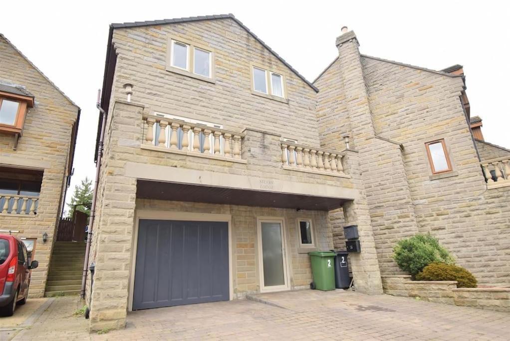 M1, M62, Free Parking, Wifi, 8 Beds, Separate Office Villa *