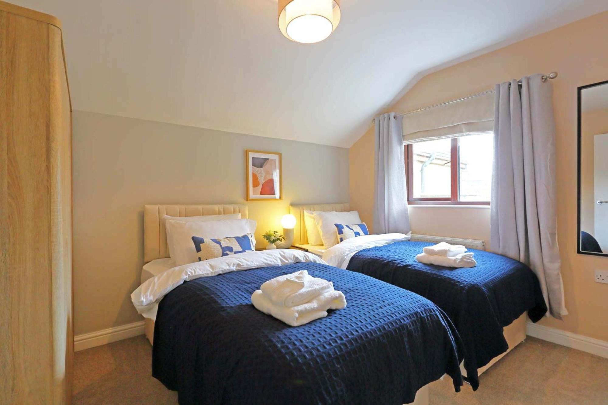 M1, M62, Free Parking, Wifi, 8 Beds, Separate Office *