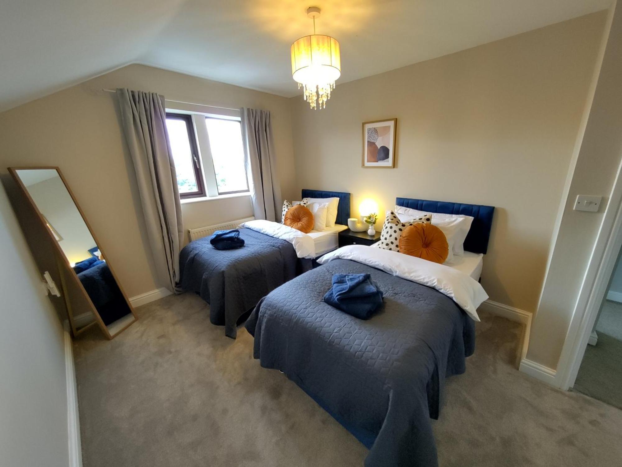 Villa M1, M62, Free Parking, Wifi, 8 Beds, Separate Office Dewsbury