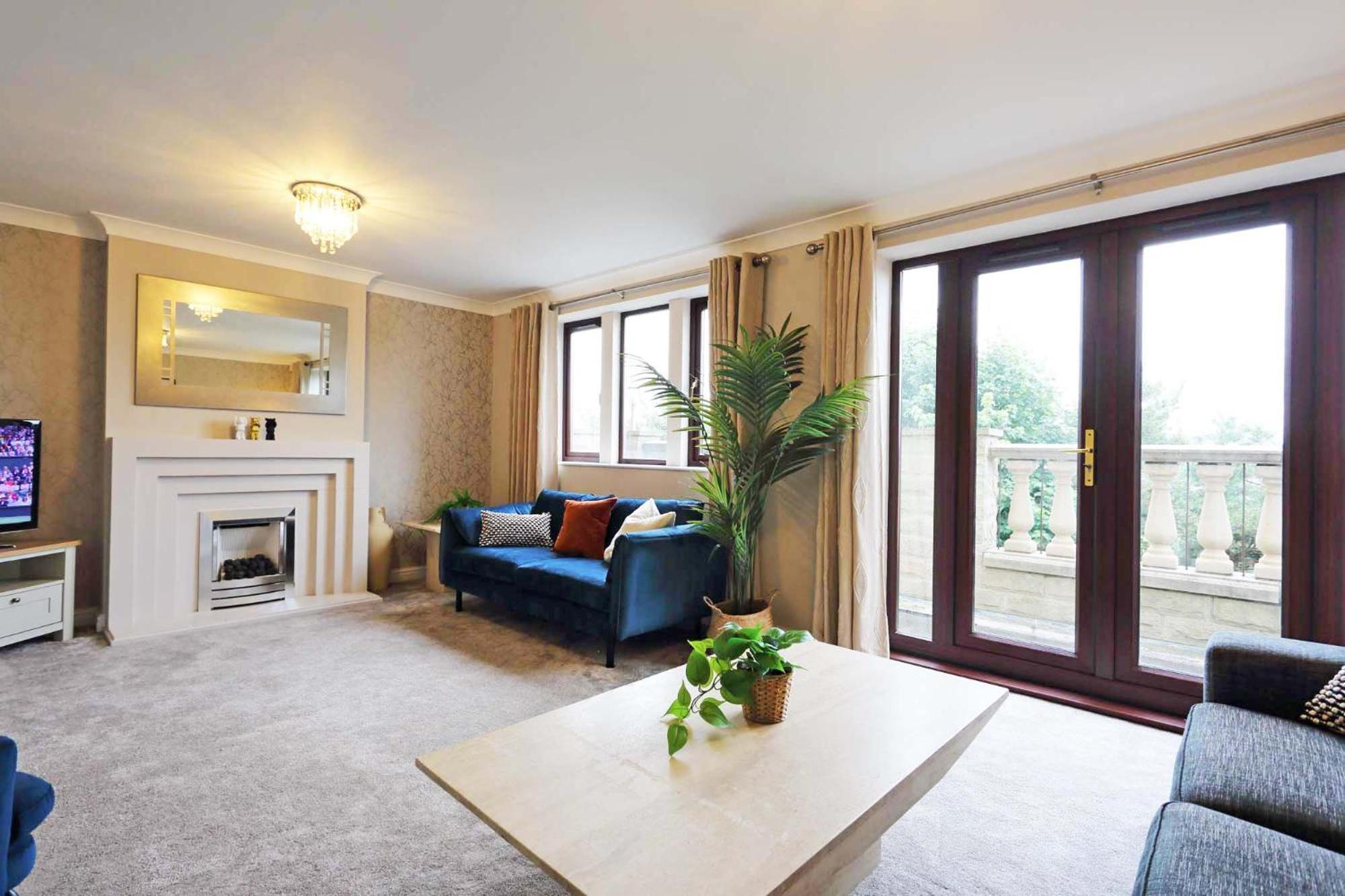 M1, M62, Free Parking, Wifi, 8 Beds, Separate Office Villa *