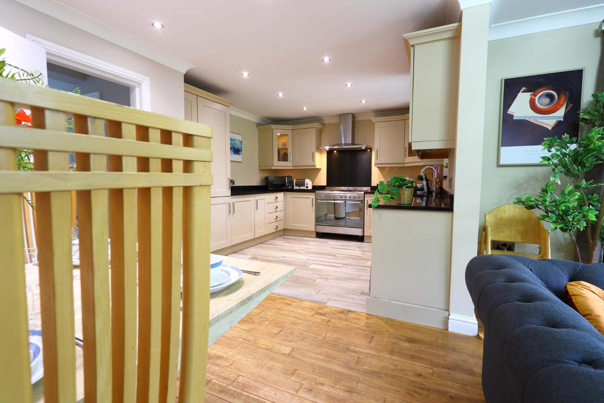 M1, M62, Free Parking, Wifi, 8 Beds, Separate Office Dewsbury