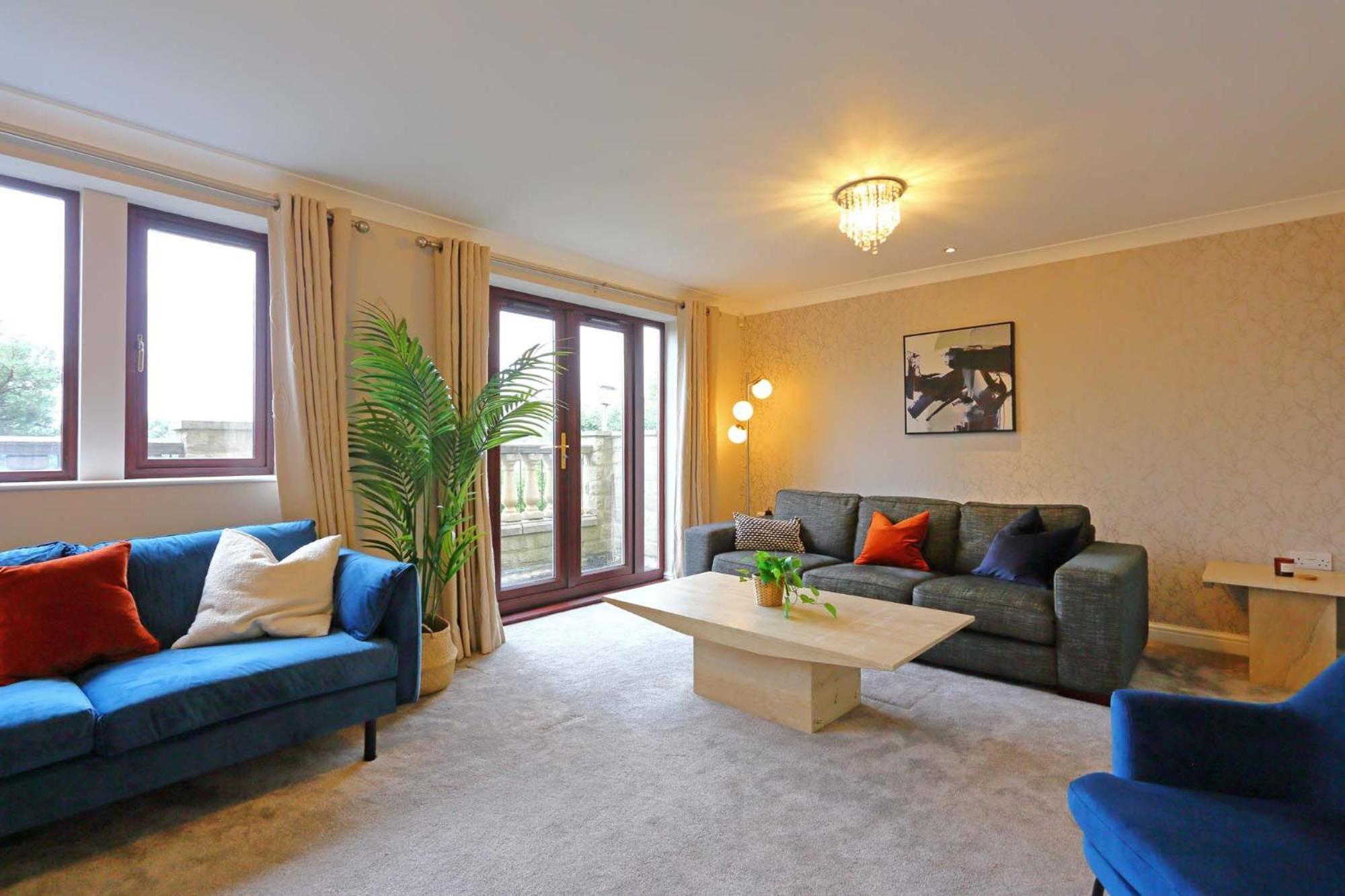 Villa M1, M62, Free Parking, Wifi, 8 Beds, Separate Office
