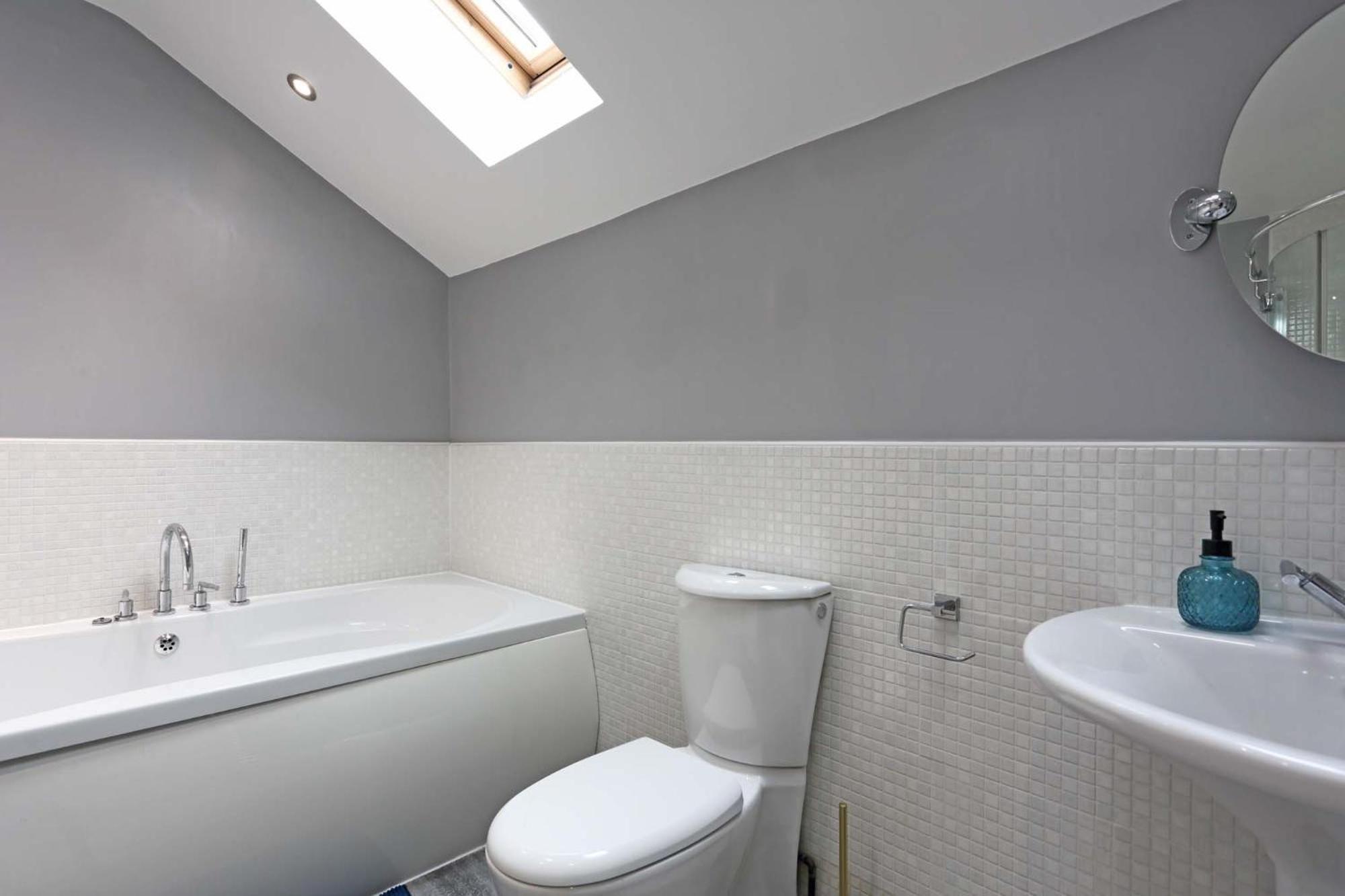 M1, M62, Free Parking, Wifi, 8 Beds, Separate Office *