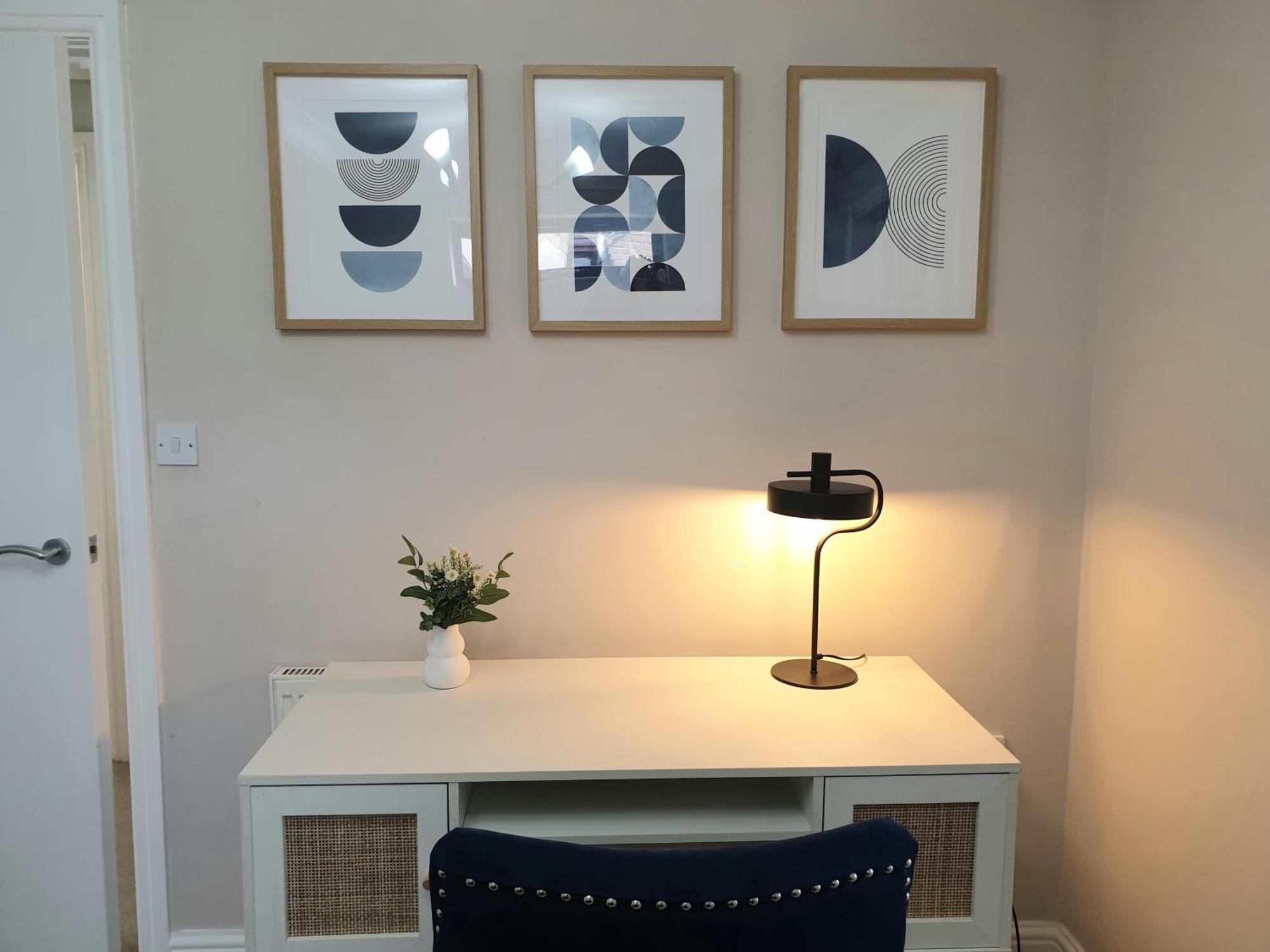 M1, M62, Free Parking, Wifi, 8 Beds, Separate Office Villa