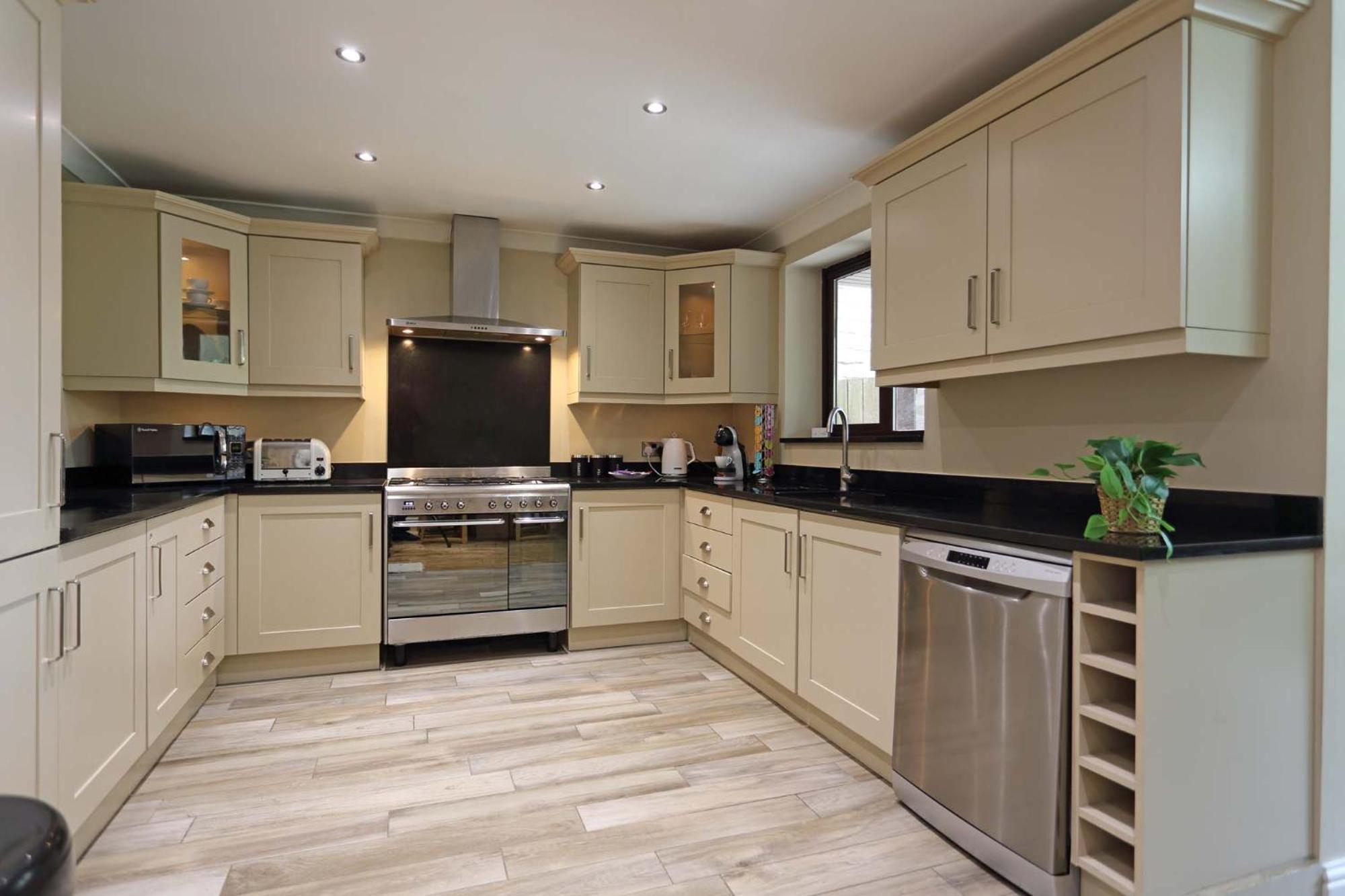 Villa M1, M62, Free Parking, Wifi, 8 Beds, Separate Office Dewsbury