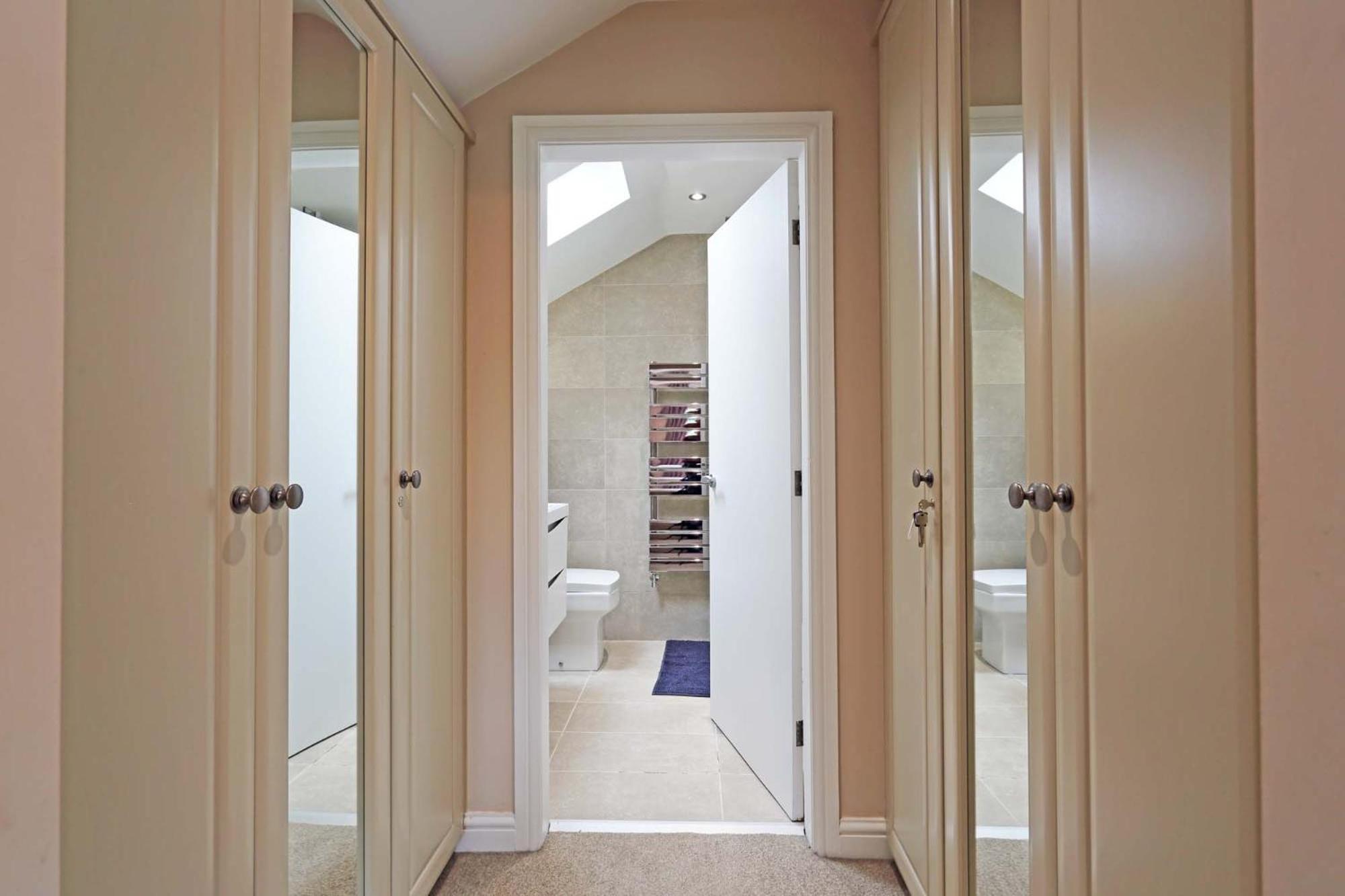 M1, M62, Free Parking, Wifi, 8 Beds, Separate Office Villa