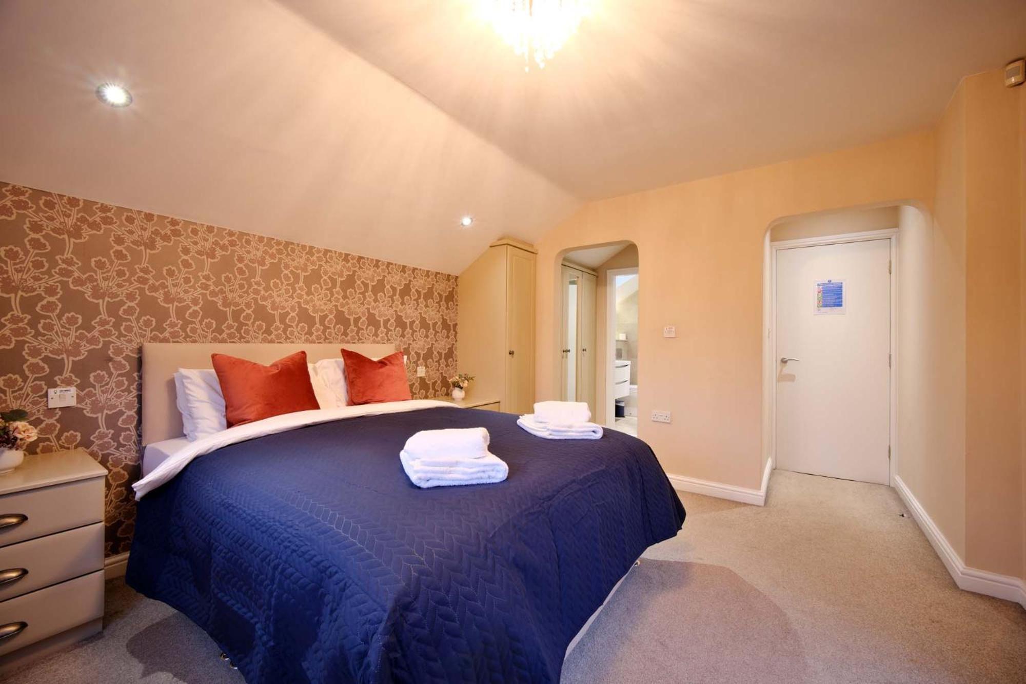 M1, M62, Free Parking, Wifi, 8 Beds, Separate Office