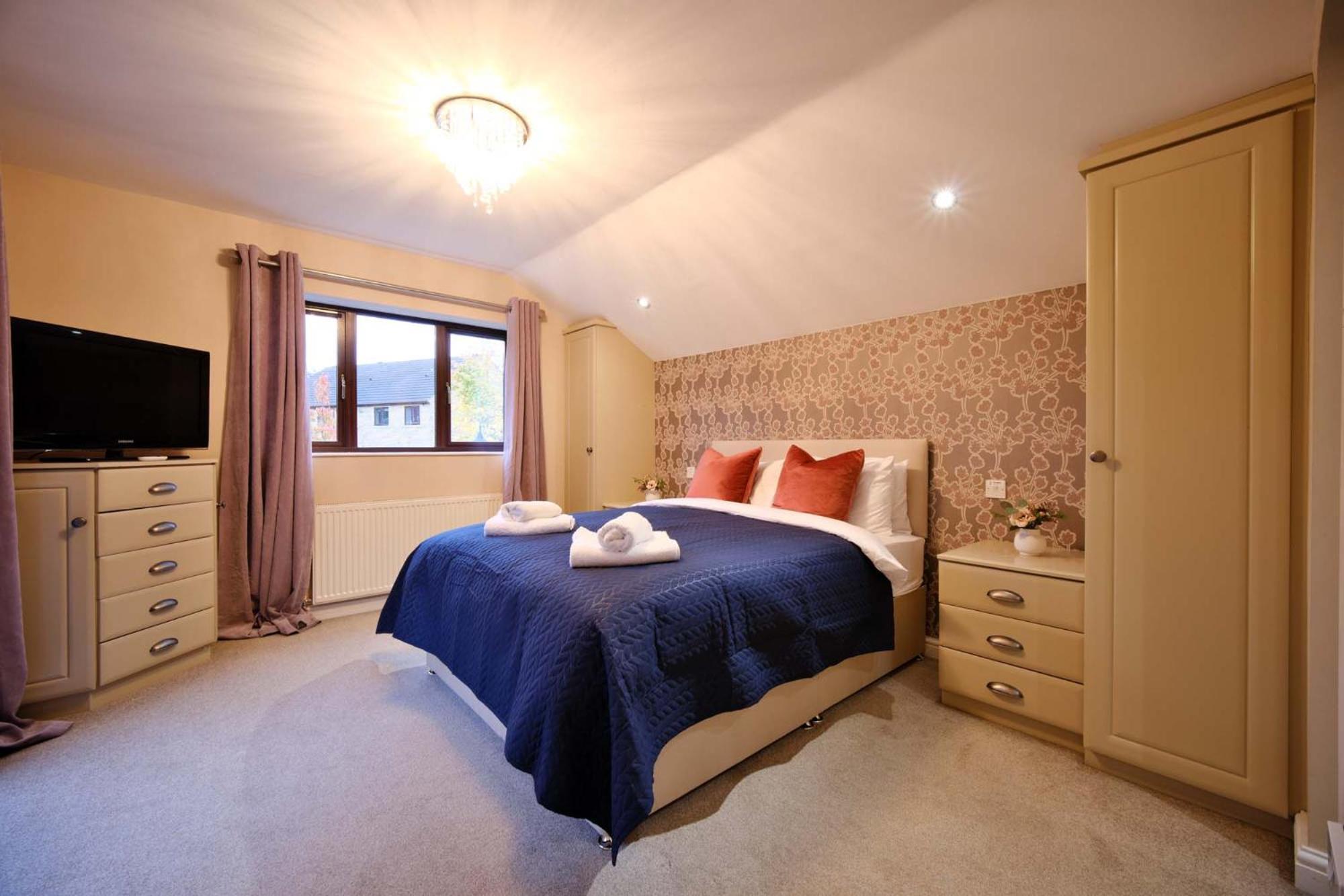 Villa M1, M62, Free Parking, Wifi, 8 Beds, Separate Office Dewsbury