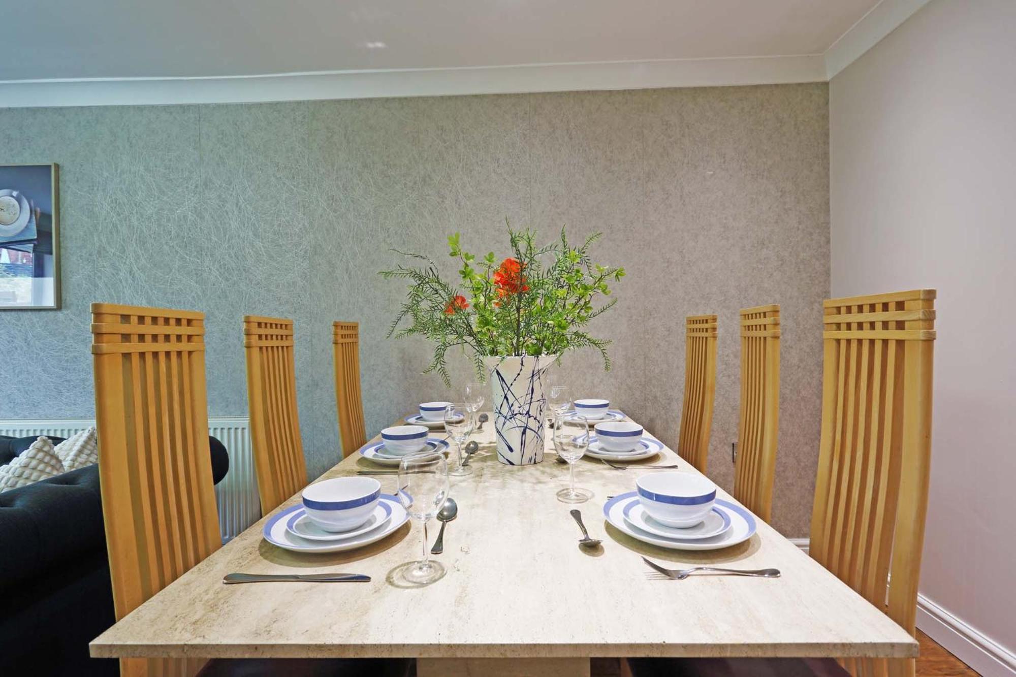 Villa M1, M62, Free Parking, Wifi, 8 Beds, Separate Office