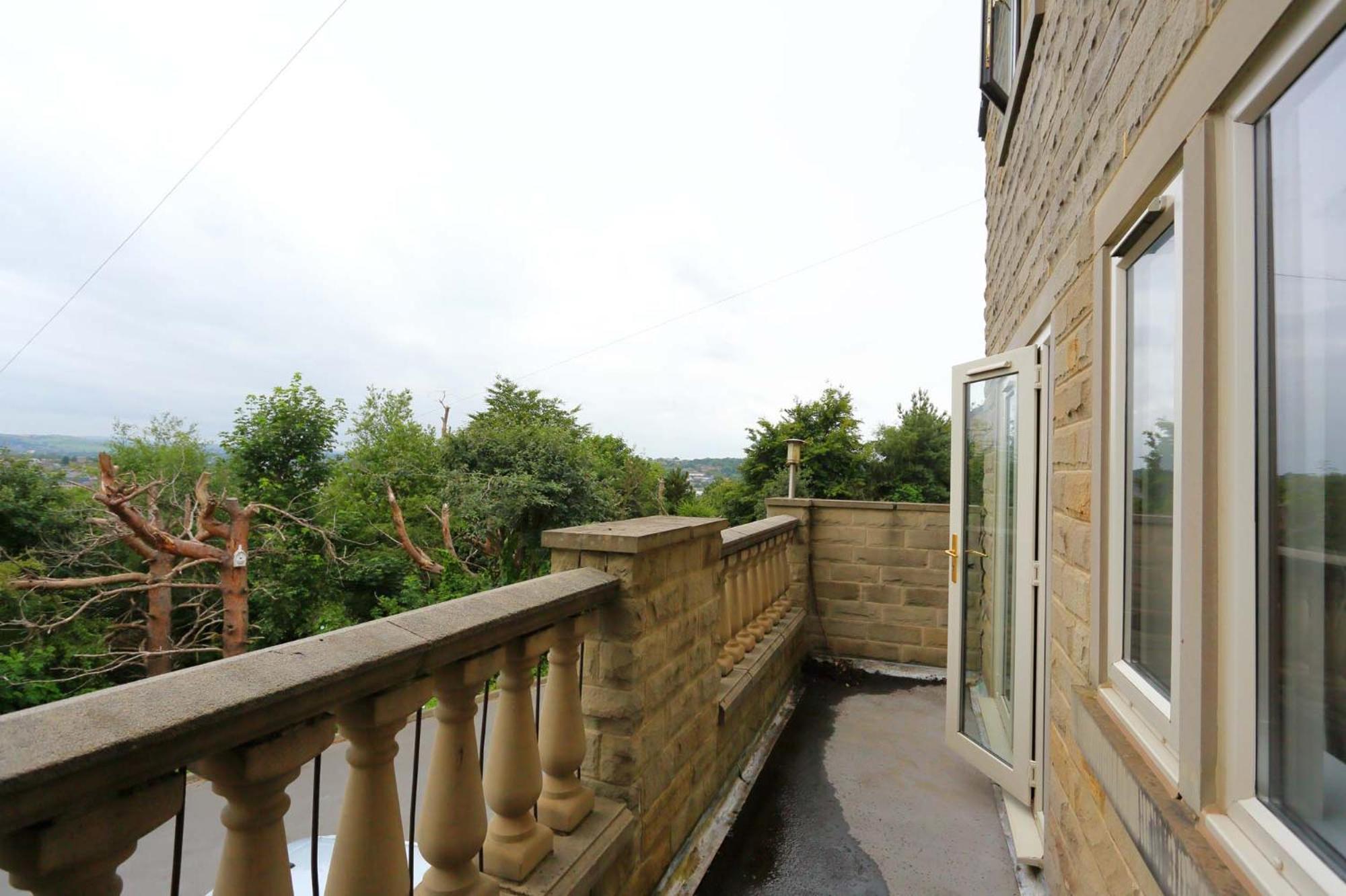 M1, M62, Free Parking, Wifi, 8 Beds, Separate Office Villa Dewsbury