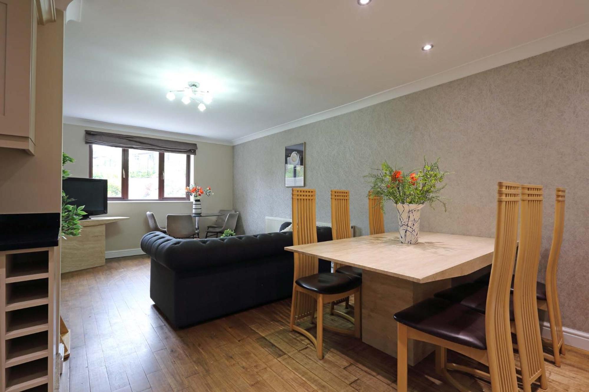 Villa M1, M62, Free Parking, Wifi, 8 Beds, Separate Office *