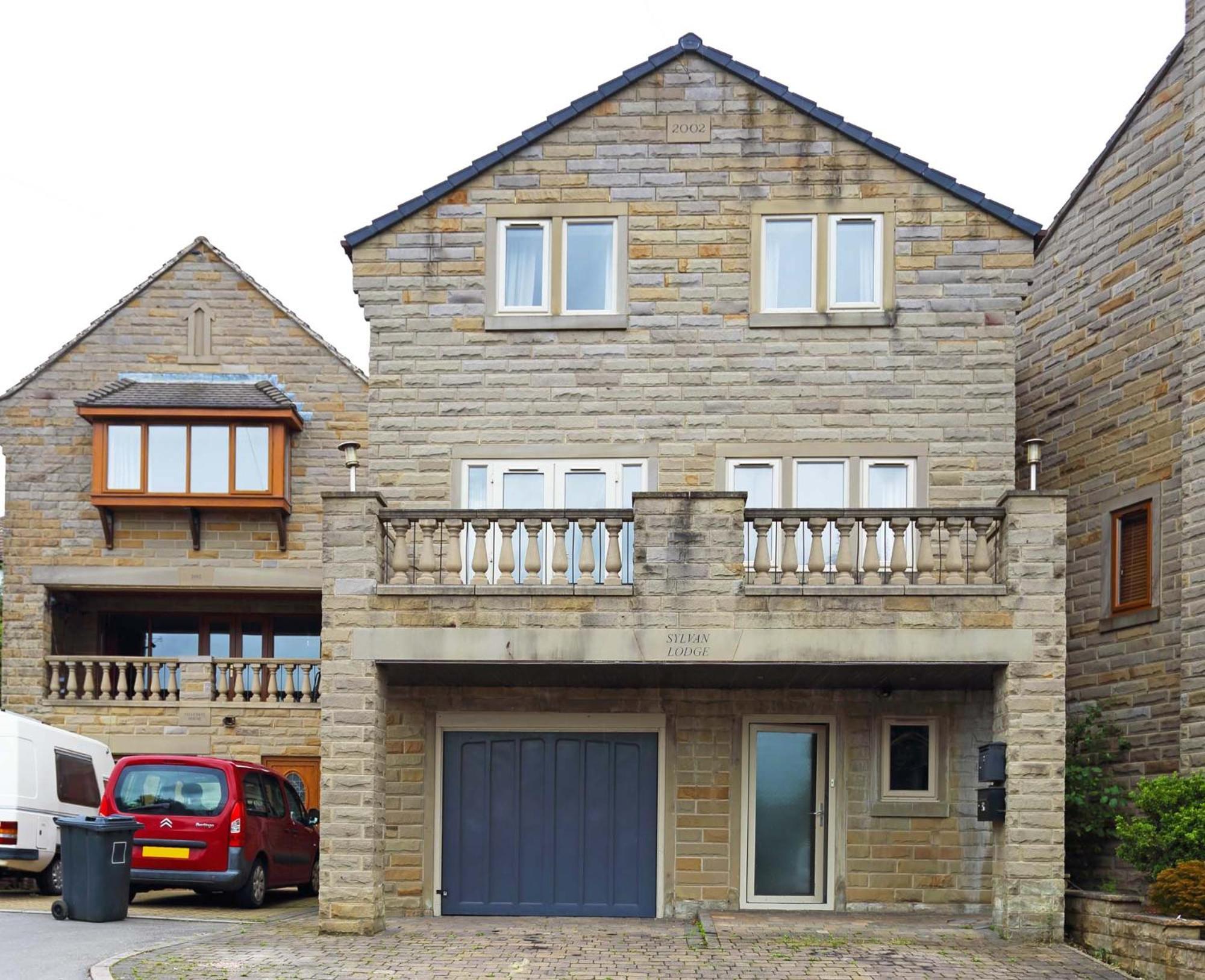 M1, M62, Free Parking, Wifi, 8 Beds, Separate Office Villa